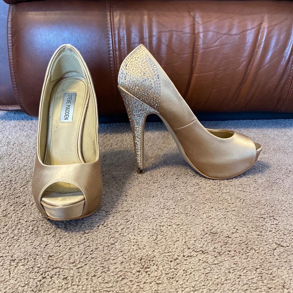 Steve Madden Nude Rhinestone Peep Toe Pumps Size 8